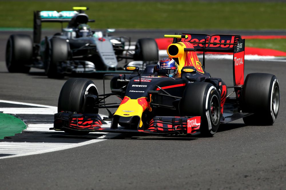 „Red Bull“ sieks sumažinti atsilikimą nuo „Mercedes“