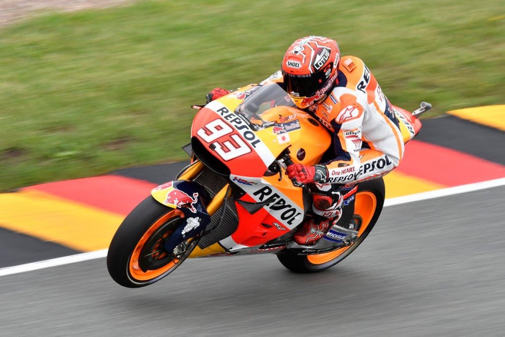 MotoGP. Vokietijoje M. Marquezas iškovojo „pole“, J. Lorenzo du kartus krito nuo motociklo