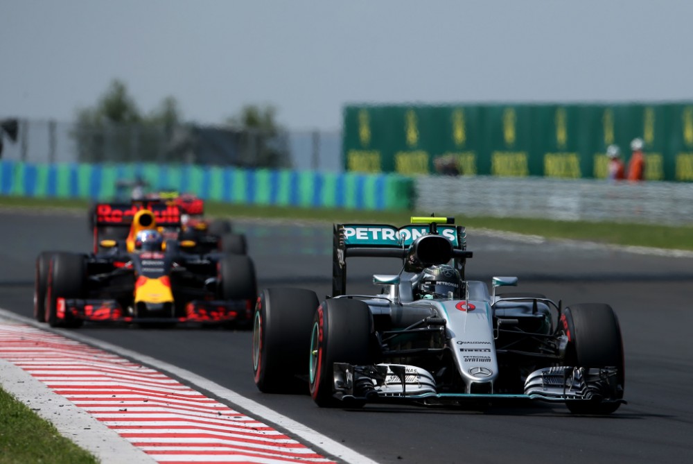 „Ferrari“ kreipėsi į FIA dėl „Mercedes“ ir „Red Bull“ bolidų pakabos sistemų