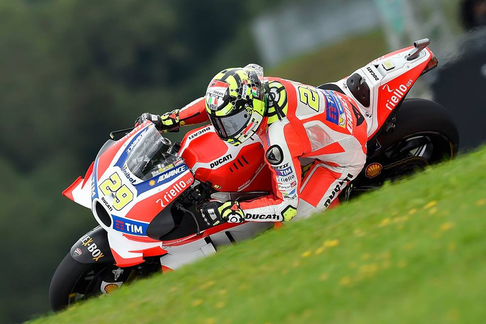 MotoGP. Austrijoje vykusioje kvalifikacijoje „pole“ iškovojo A. Iannone