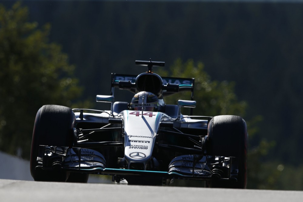 „Mercedes“ trečią kartą pakeitė variklį L. Hamiltono bolide