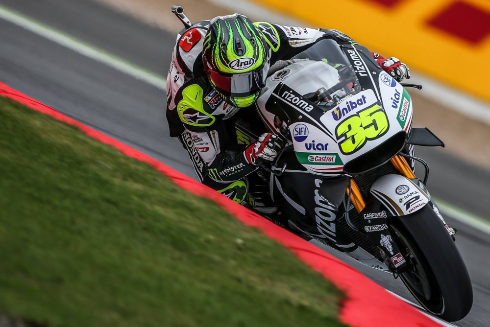 MotoGP. Šlapioje Silverstouno trasoje „pole“ iškovojo C. Crutchlow