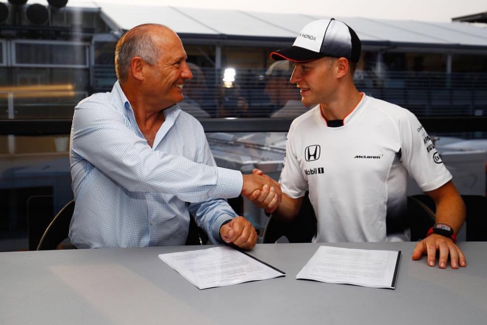 Oficialu: 2017 m. J. Buttoną „McLaren“ komandoje pakeis S. Vandoorne‘as