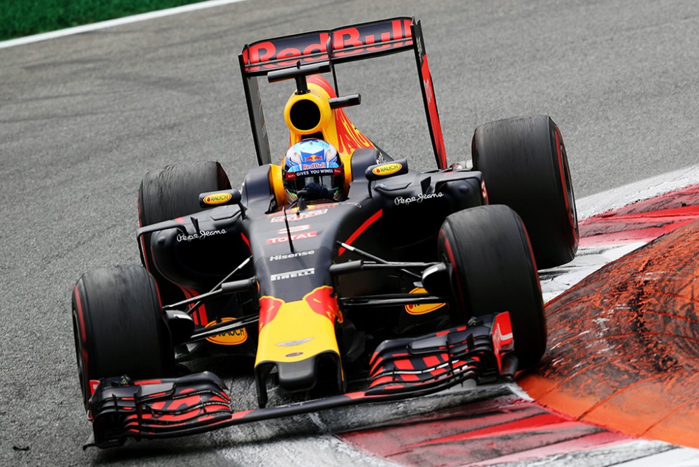 Malaizijoje iškovotą pergalę D. Ricciardo skyrė mirusiam J. Bianchi