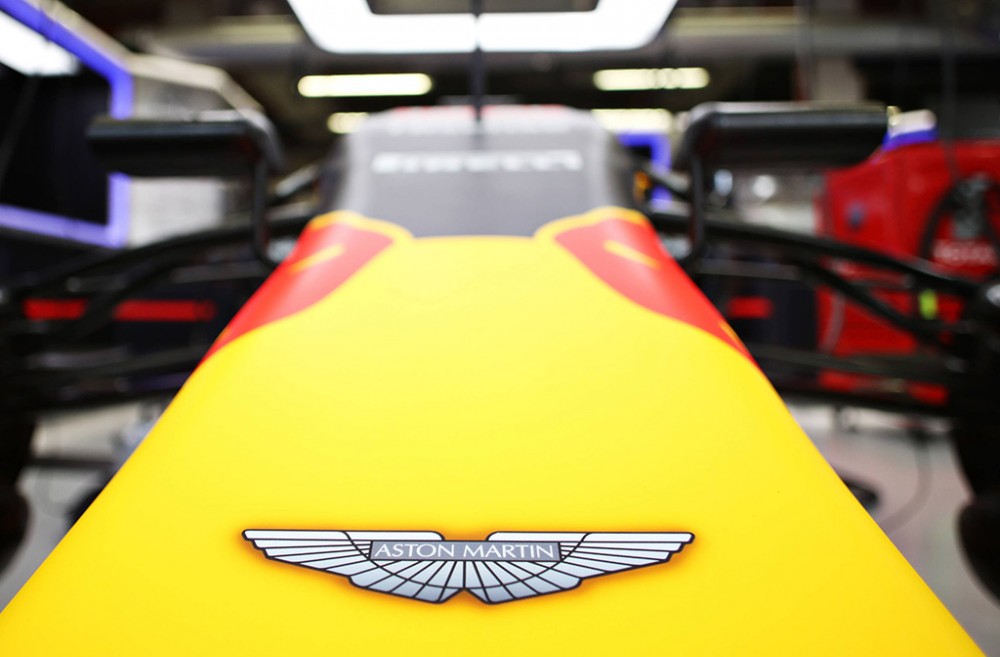 „Aston Martin“ toliau bendradarbiaus su „Red Bull“