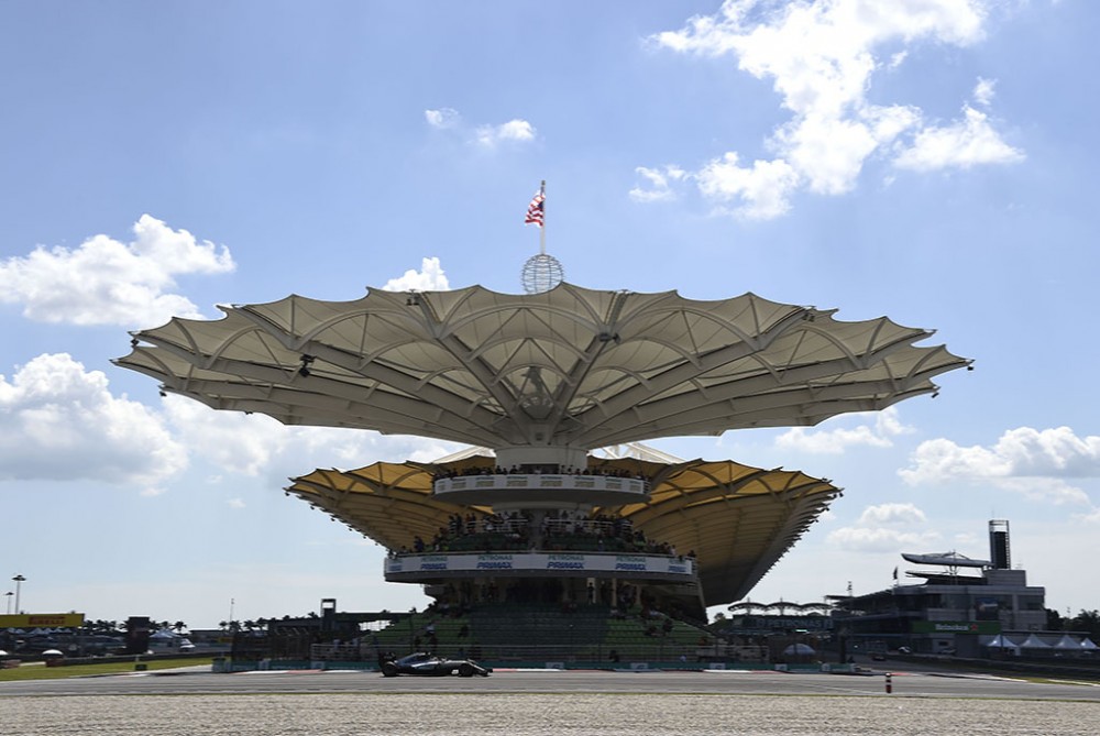 F-1 pilotai neliko sužavėti modifikuotu Sepango trasos posūkiu