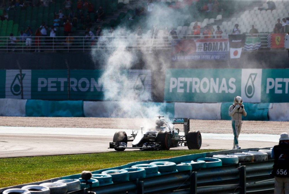 „Mercedes“ nerado nieko bendro tarp L. Hamiltono variklių gedimų