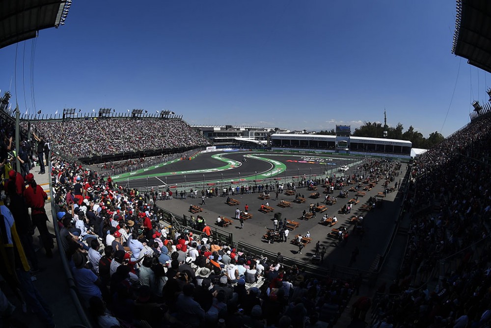 Meksikos GP trasos ratas su K. Magnussenu (VIDEO)