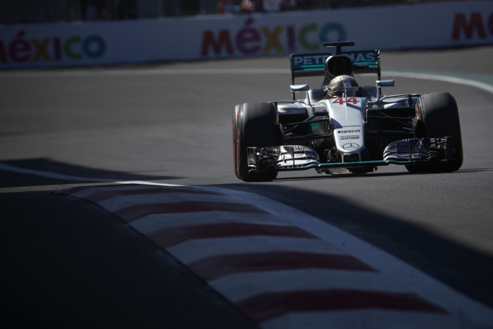 „Mercedes“ Meksikoje nerimavo dėl L. Hamiltono bolido pakabos