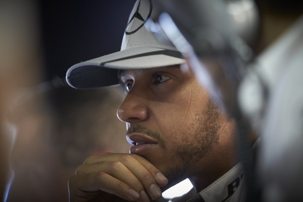 L. Hamiltonas finalinėse lenktynėse ketina važiuoti maksimaliu greičiu