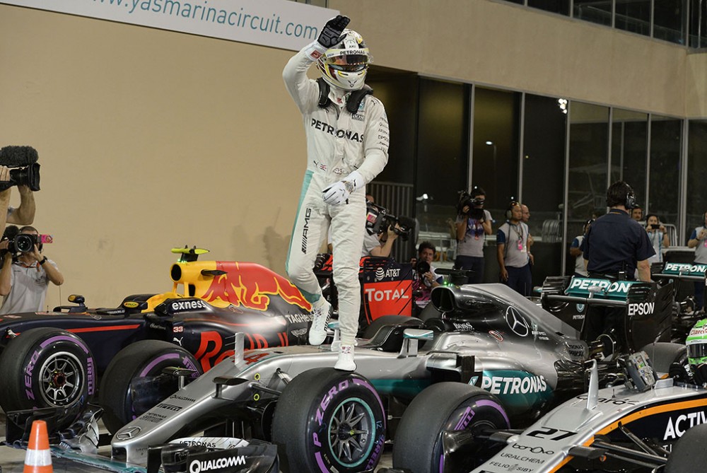 L. Hamiltonas nugalėjo Abu Dabyje, N. Rosbergas pirmą kartą tapo F-1 čempionu