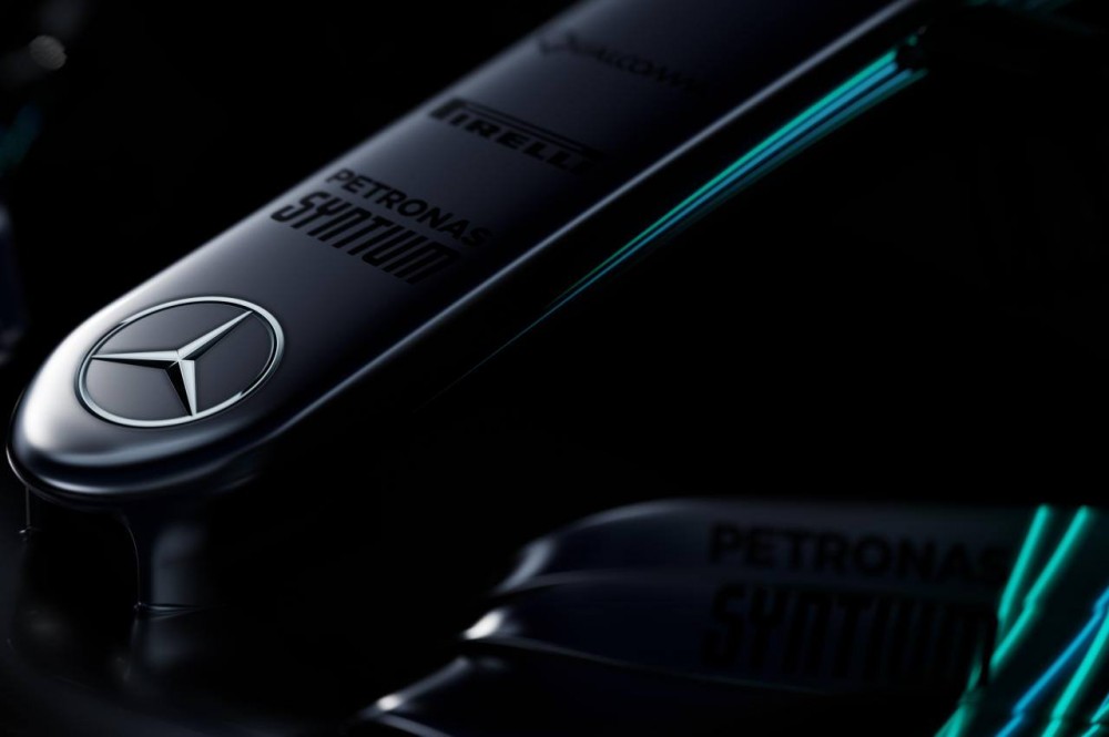 „Mercedes“ internete išplatino naujojo bolido užuominas