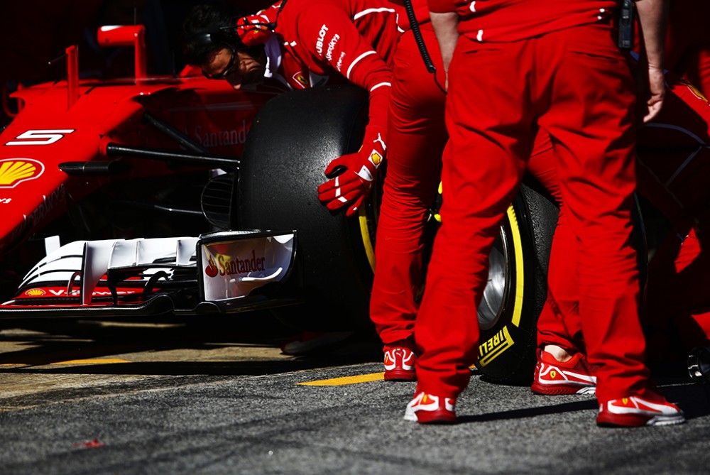 „Ferrari“ siūlo neatsisakyti „Pirelli“ padangų