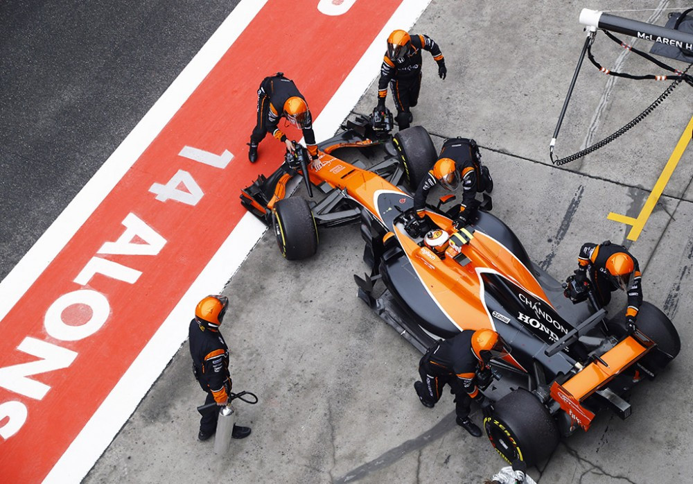 Abiem „McLaren“ pilotams bus skirtos baudos už jėgainės elementų keitimus