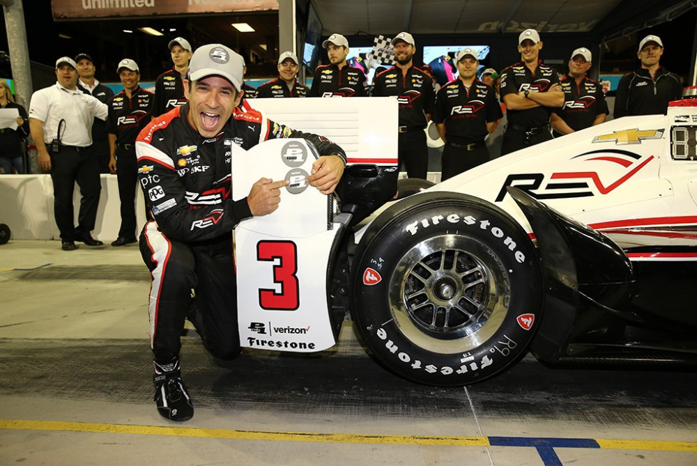 IndyCar. Finikse „pole“ poziciją iškovojo H. Castronevesas