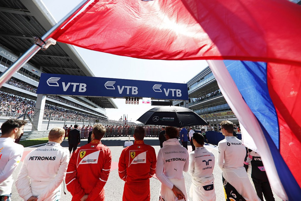 FIA svarsto atsisakyti penktadieniais vykstančio pilotų instruktažo