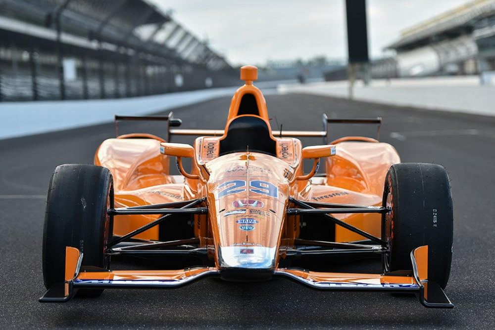 Indianapolyje oficialiai pristatytas „McLaren Andretti“ bolido išdažymas