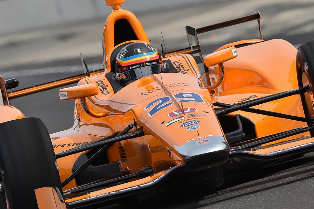 F. Alonso: pilotuojant „IndyCar“ bolidą sportininko vaidmuo yra didesnis nei F-1
