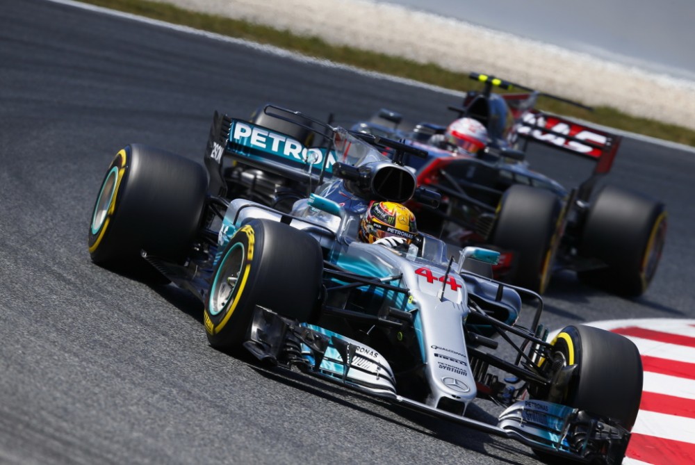 FIA  toliau kovoja su variklio alyvos deginimu