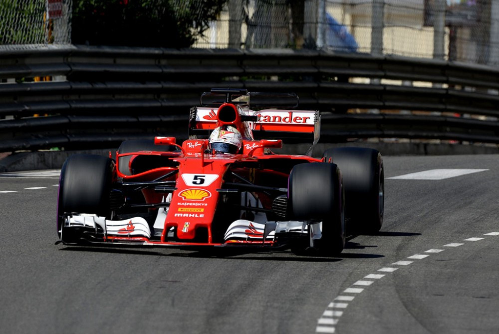 L. Hamiltonas: „Ferrari“ teikia pirmenybe S. Vetteliui