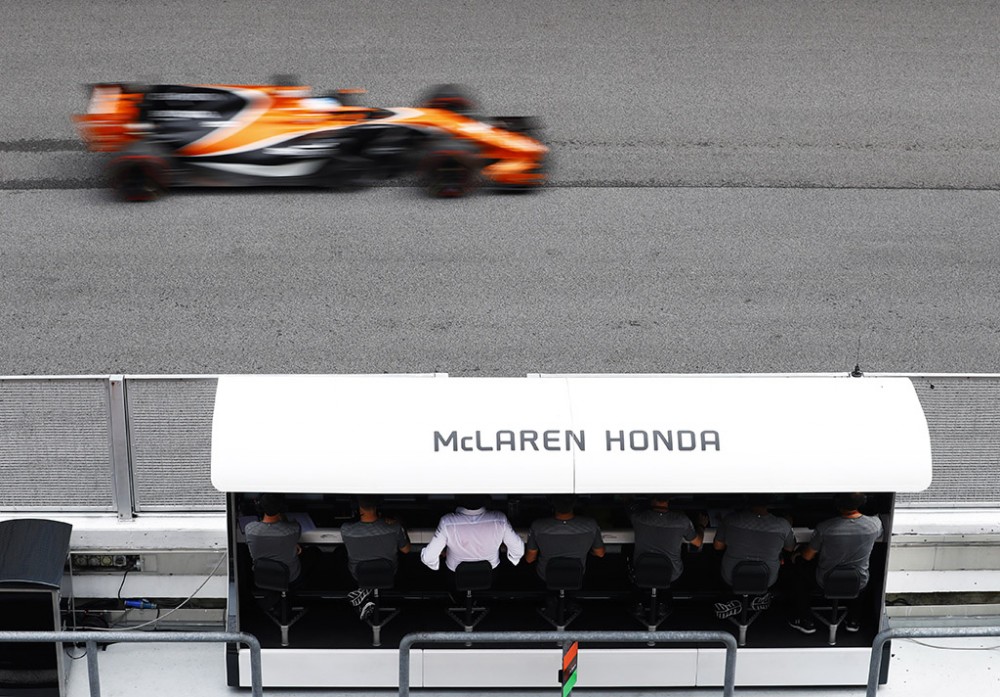 F. Alonso: „McLaren“ jaučia vis didėjantį spaudimą iš „Red Bull“