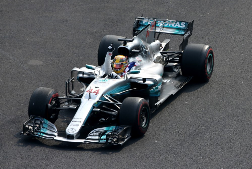 „Mercedes“ paskutinėse dvejose lenktynėse bandys kitų metų dalis