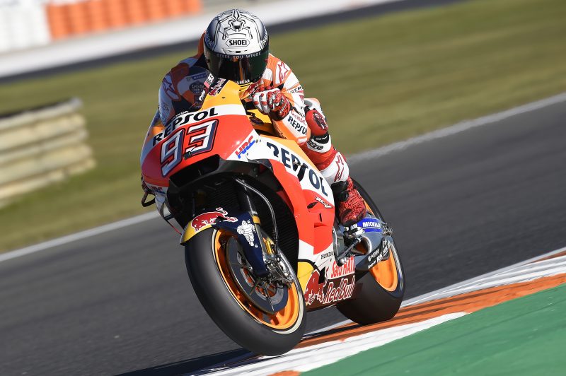 MotoGP. Nuo motociklo kritęs M. Marquezas Valensijoje iškovojo „pole“