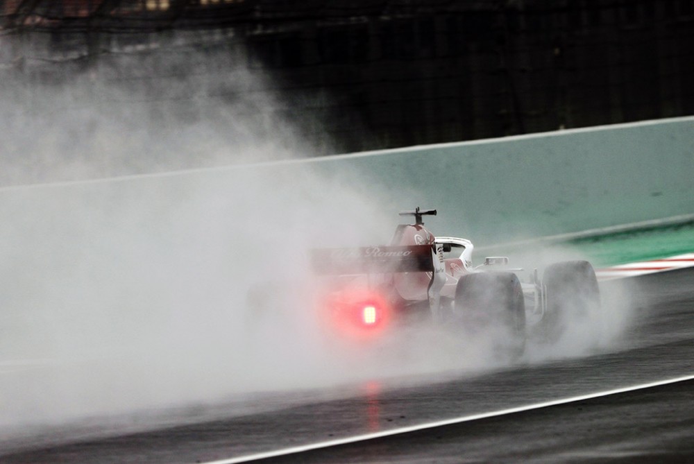 „Mercedes“ ir „McLaren“ išbando „purvasargius“