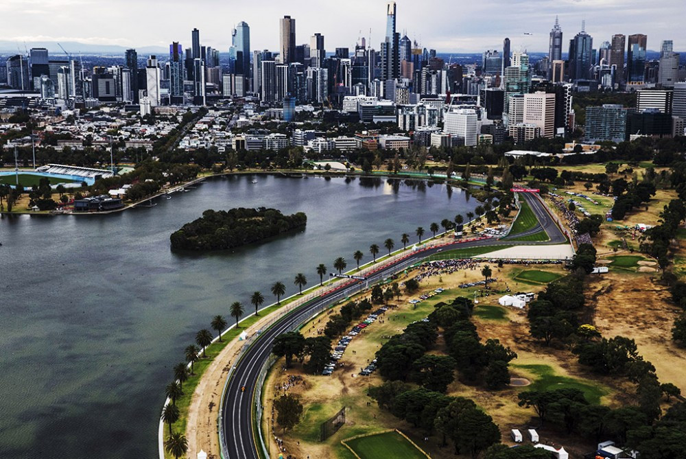 F-1 atstovai atidžiai stebi situaciją Australijoje