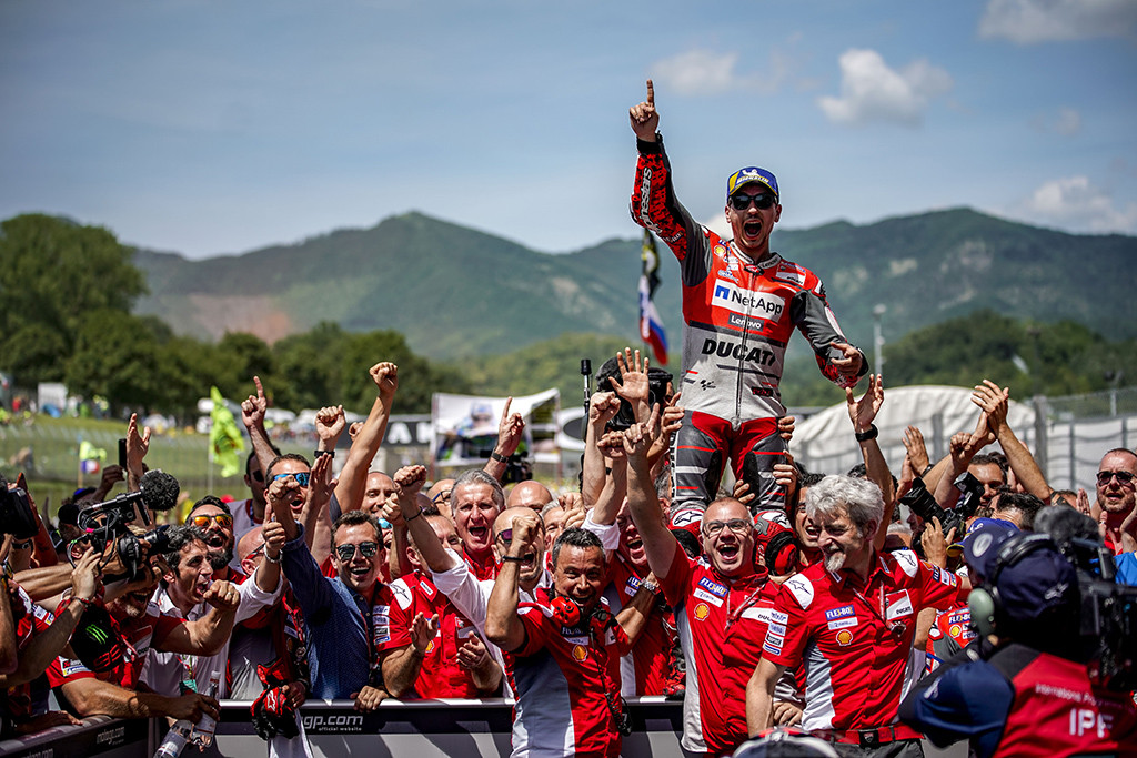 MotoGP. 2019 m. J. Lorenzo taps M. Marquezo komandos draugu