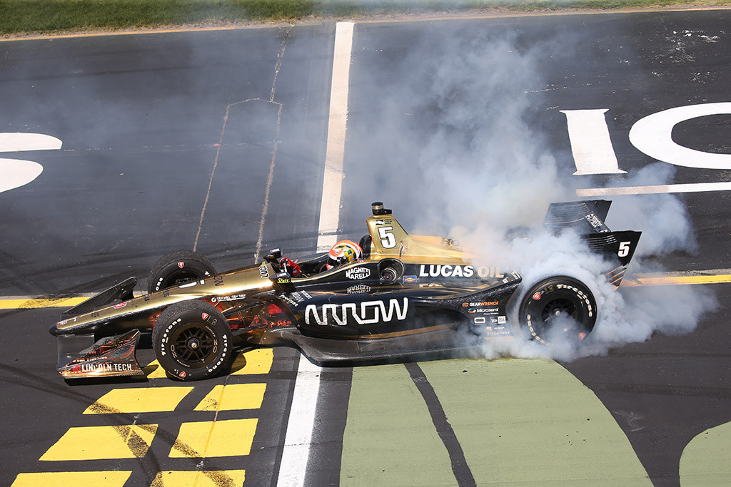 IndyCar. Ajovoje pirmąją pergalę sezone iškovojo J. Hinchcliffe‘as