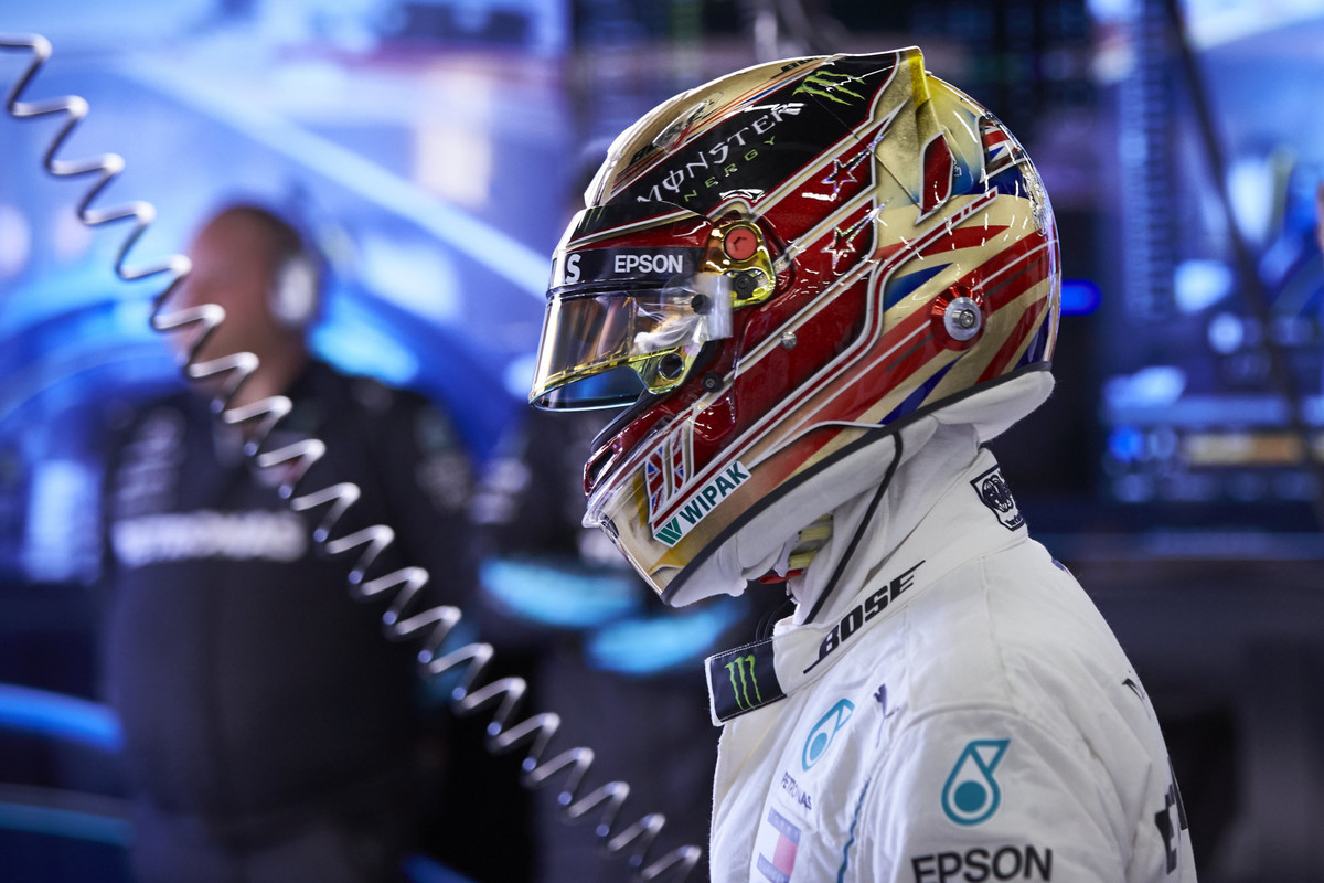 M. Raikkonen žinutė L. Hamiltonui: jei verki kaip mergaitė - šok baletą