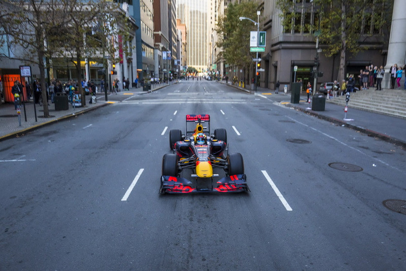 Išskirtiniai kadrai: D. Ricciardo raižė JAV gatves (VIDEO)