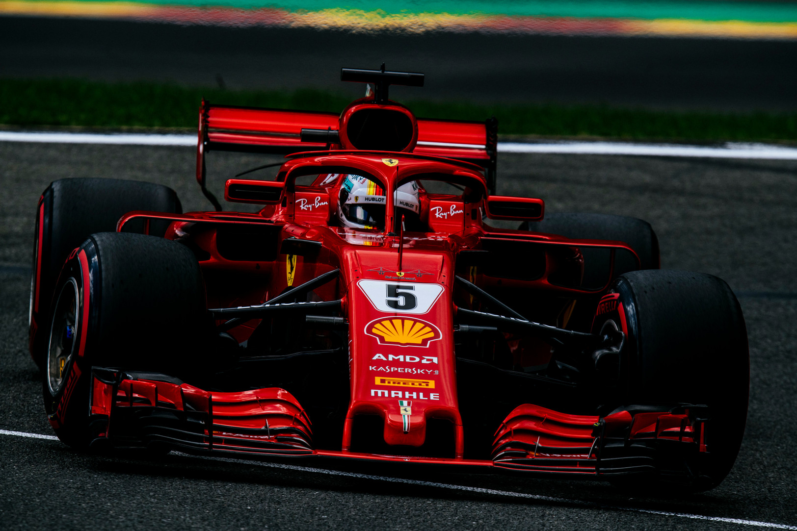 S. Vettelis sudaužė „Ferrari“ bolidą F-1 renginyje Milane