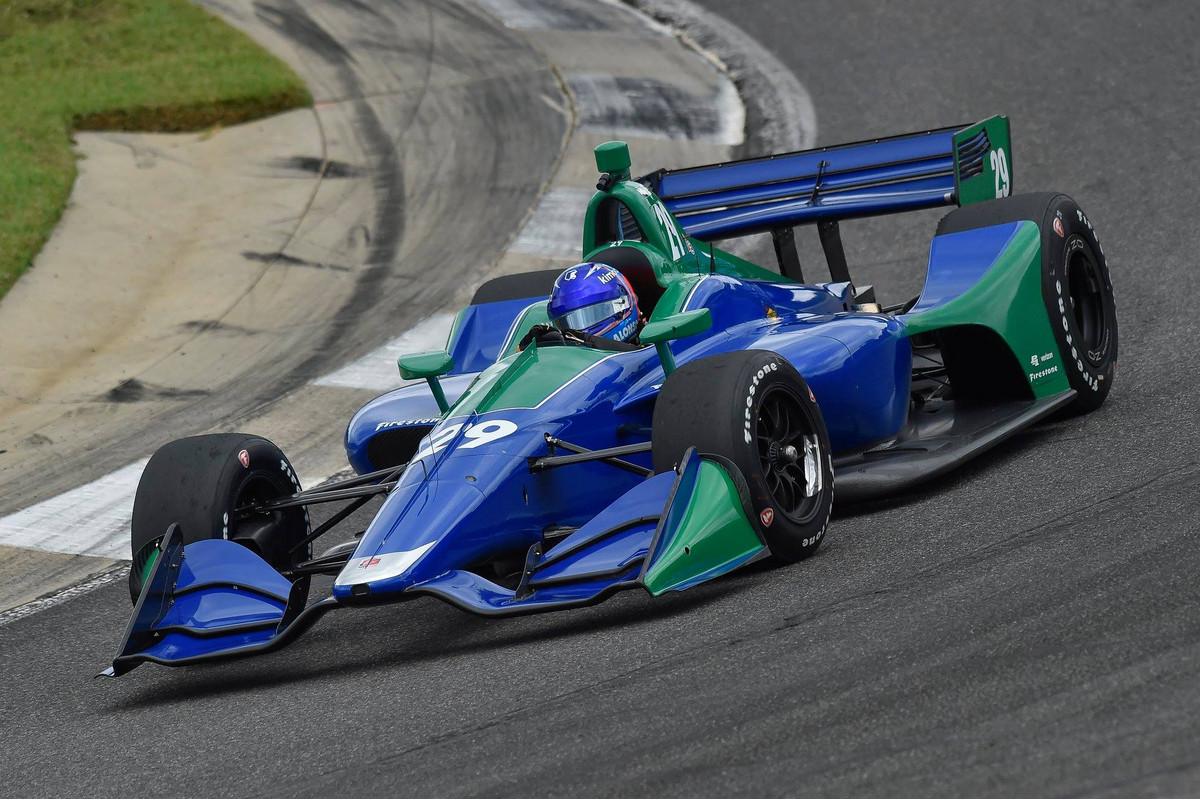 F. Alonso išbandė 2018 m. „IndyCar“ bolidą