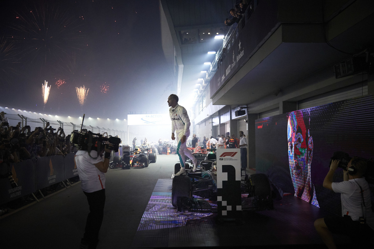 F-1 lenktynės Singapūre baigėsi L. Hamiltono triumfu
