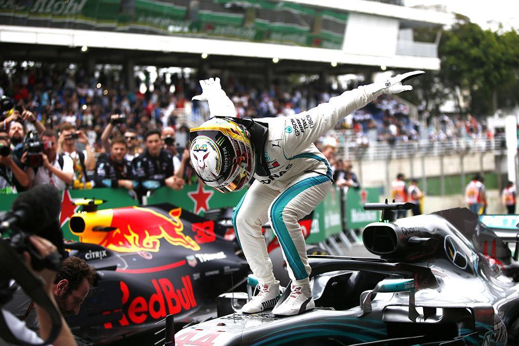 Lenkimų nestokojusiose Brazilijos GP lenktynėse triumfavo L. Hamiltonas