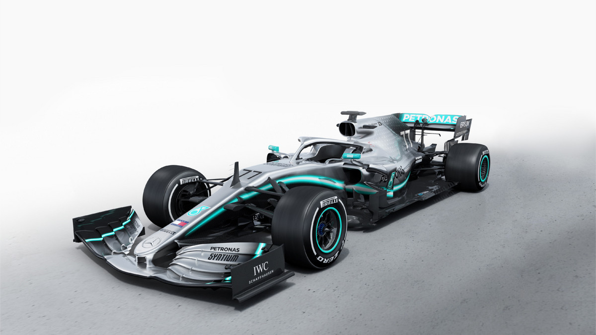 „Mercedes“ pristatė ir išbandė naująjį W10