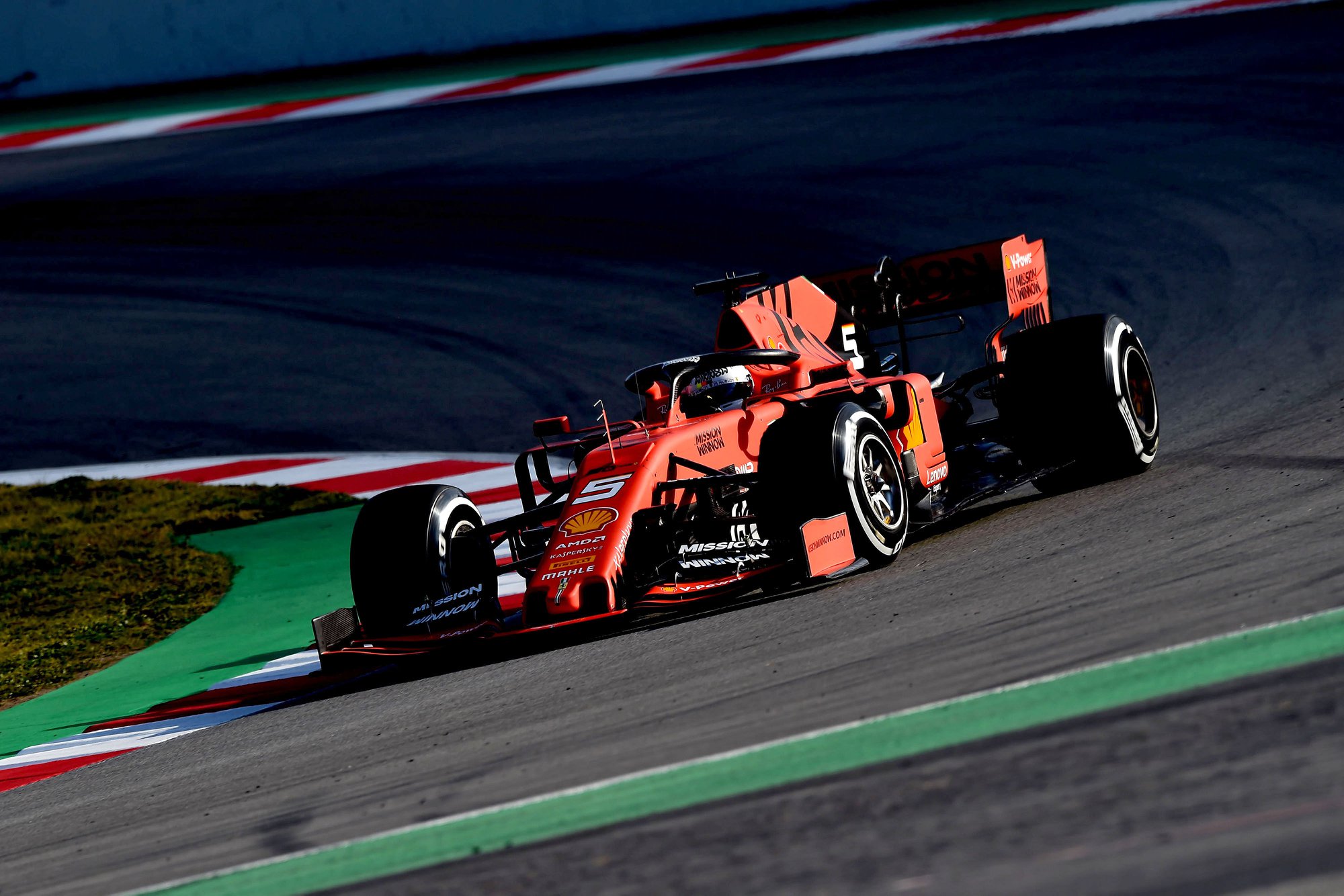 Pirmąją bandymų dieną Barselonoje greičiausias S. Vettelis