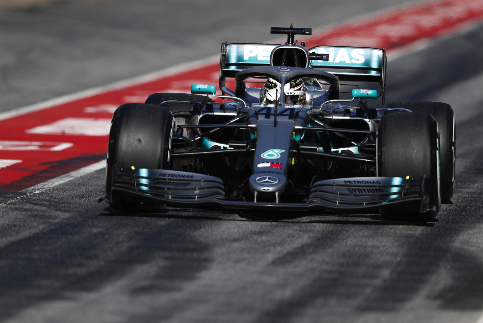 L. Hamiltonas: „Pirelli“ į bandymus derėjo atvežti 2018 m. padangas