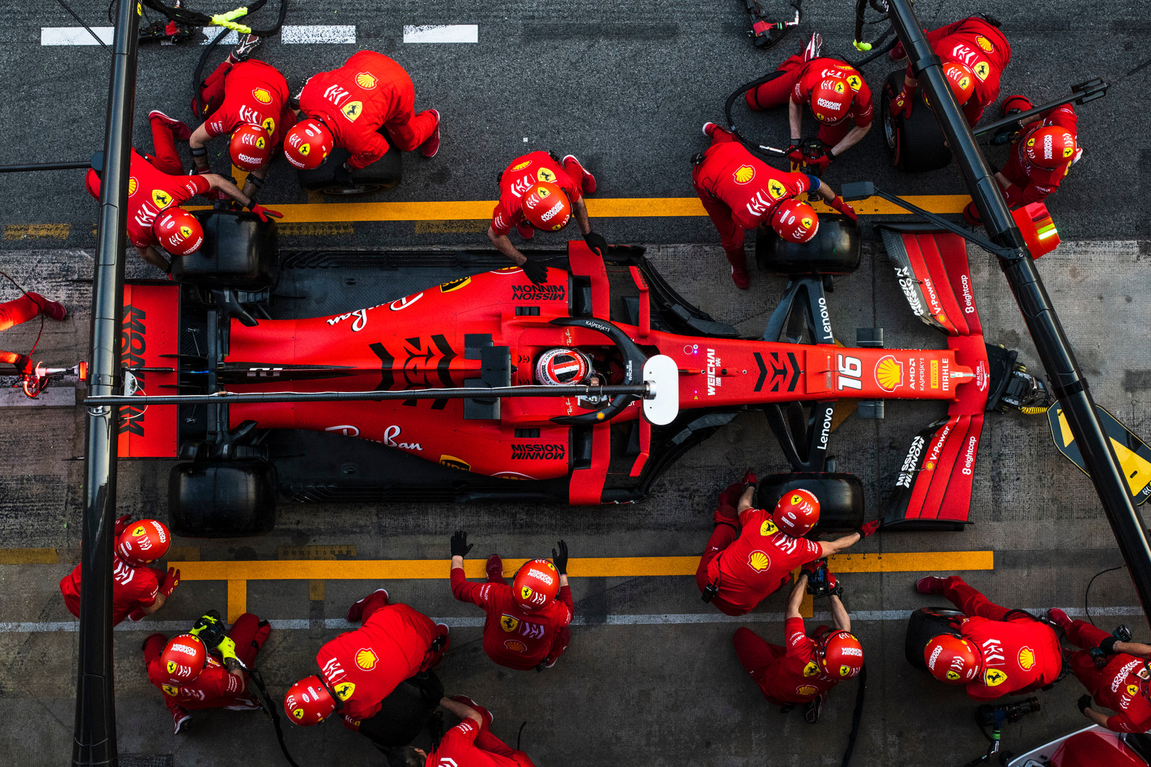 „Ferrari“ puse sekundės lenkia „Mercedes“