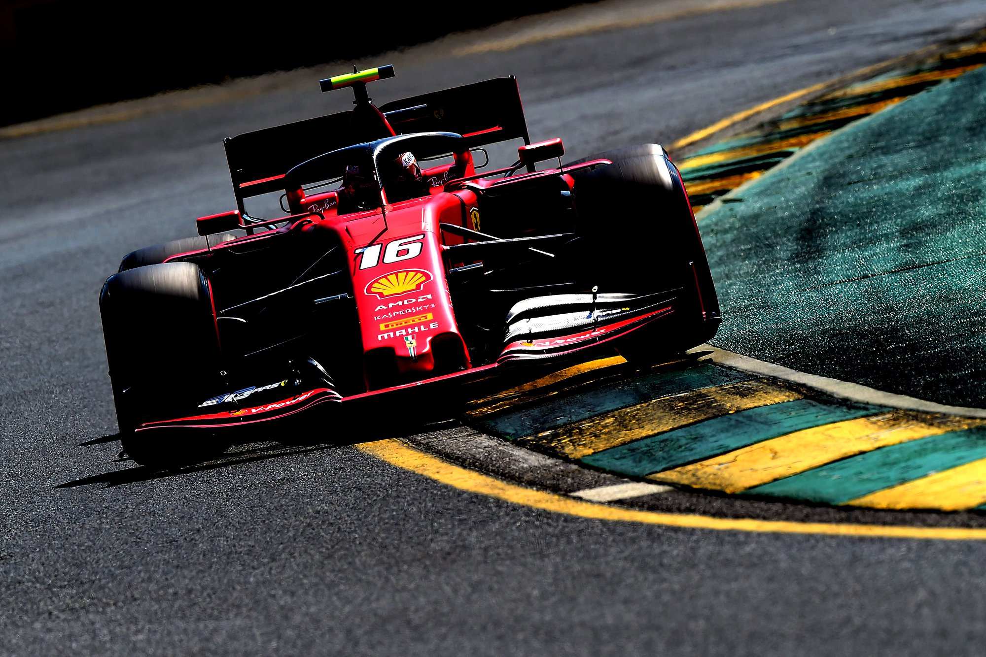 „Ferrari“ neleido C. Leclercui aplenkti S. Vettelio