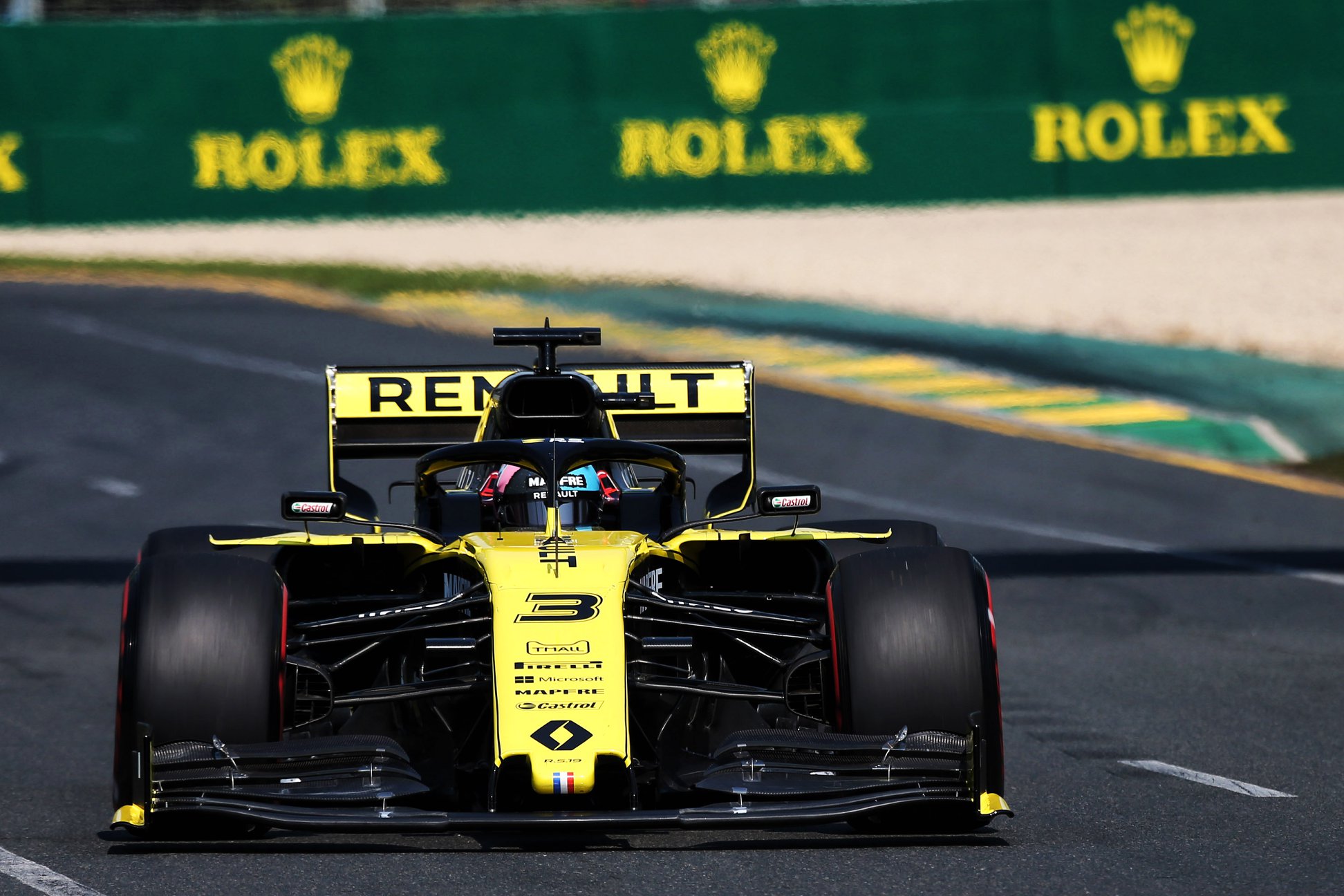 D. Ricciardo nulaužė priekinį sparną kliudęs lataką