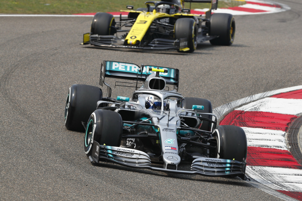 „Mercedes“ ir „Red Bull“ turėjo modifikuoti priekinius sparnus