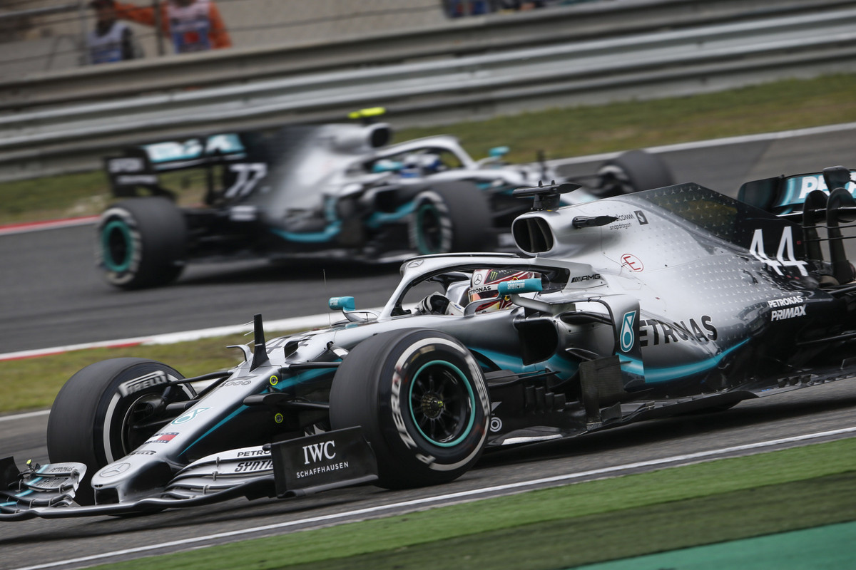 Baku trasoje „Mercedes“ stengsis išvengti problemų