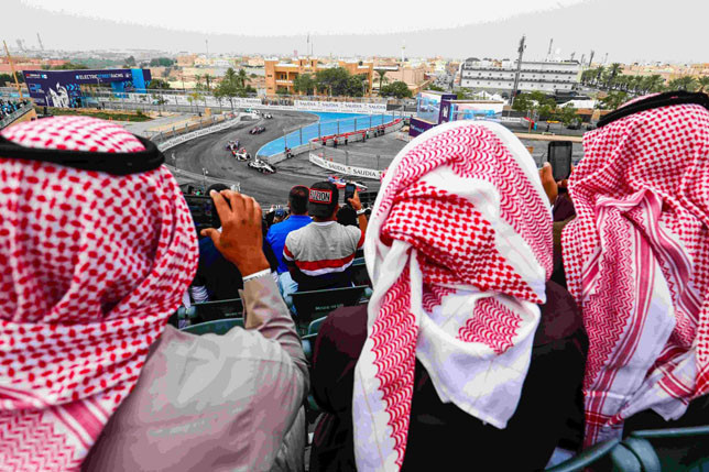 Saudo Arabija nori pirkti F-1 komandą