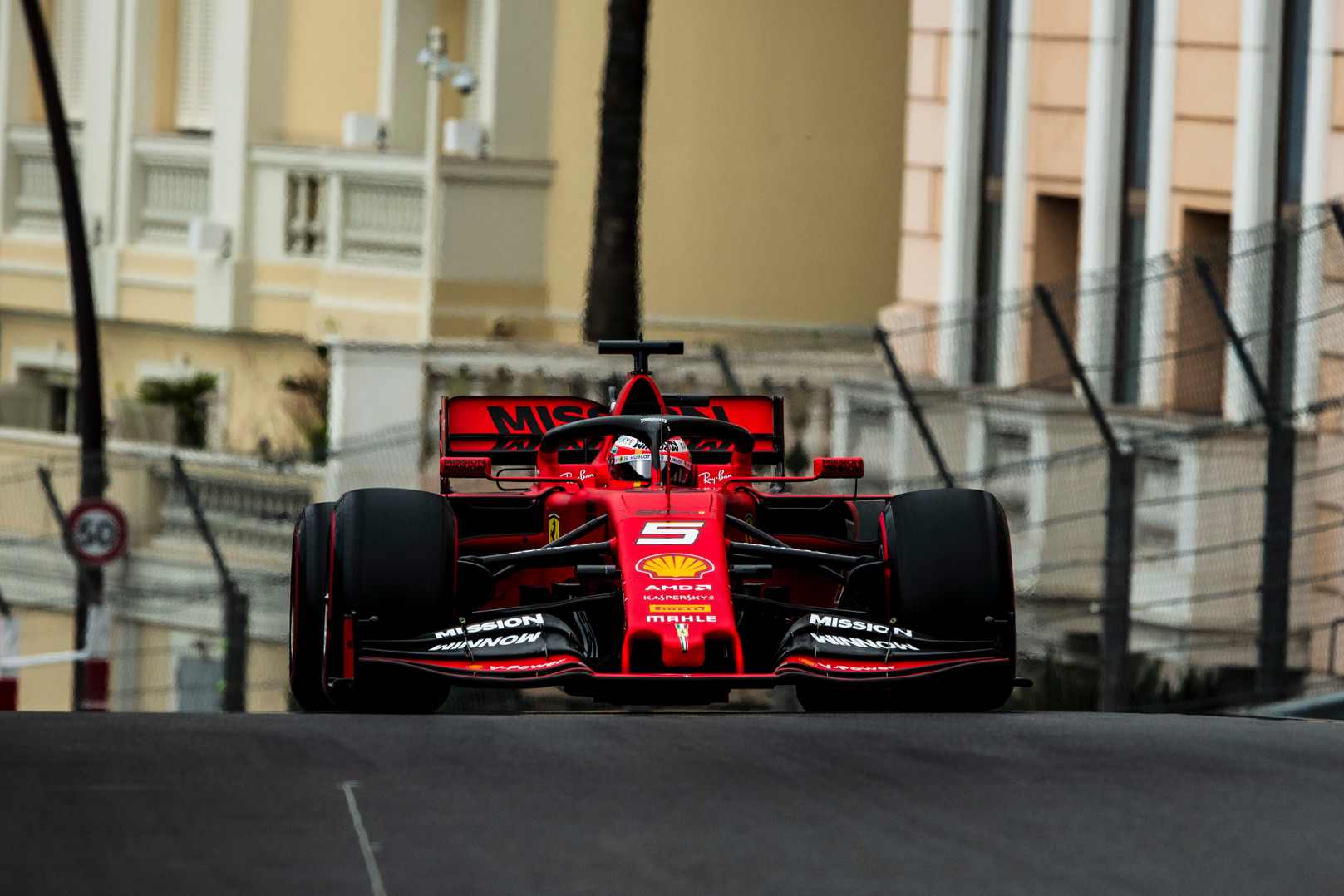 „Ferrari“ neplanuoja atsisakyti priekinio sparno koncepcijos