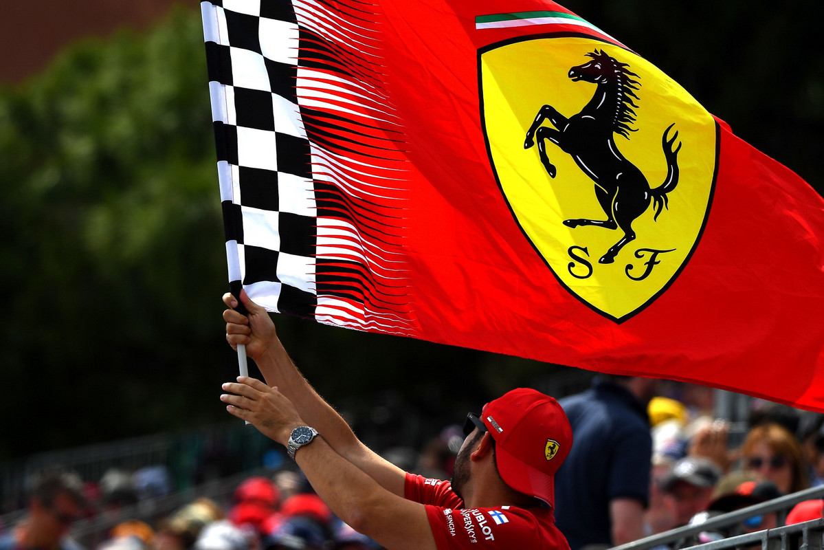 „Ferrari“ laikinai stabdo darbus savo gamykloje