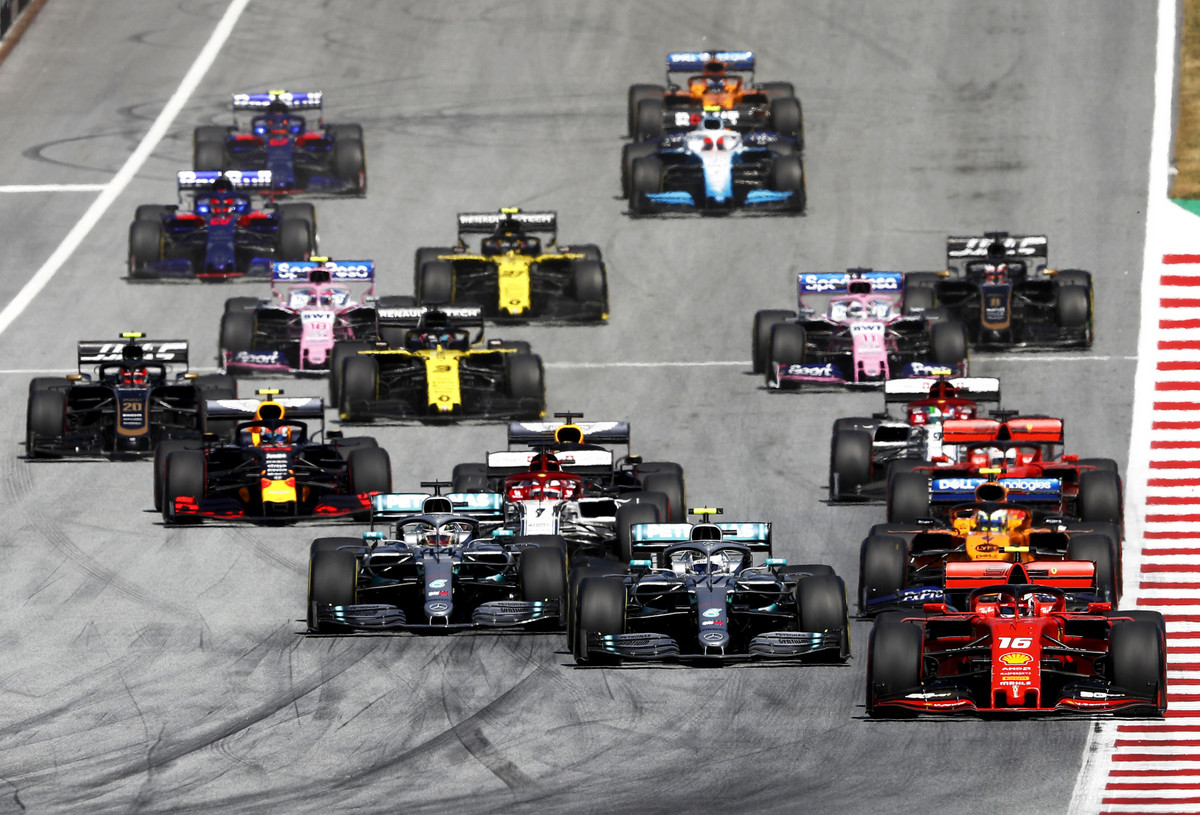 J. Sawardas: L. Hamiltonas turėtų ilgam pasilikti „Mercedes“