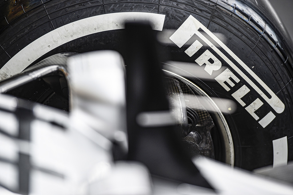 „Pirelli“: Hamiltonas nustebino greičiausiu ratu su nudėvėtomis padangomis